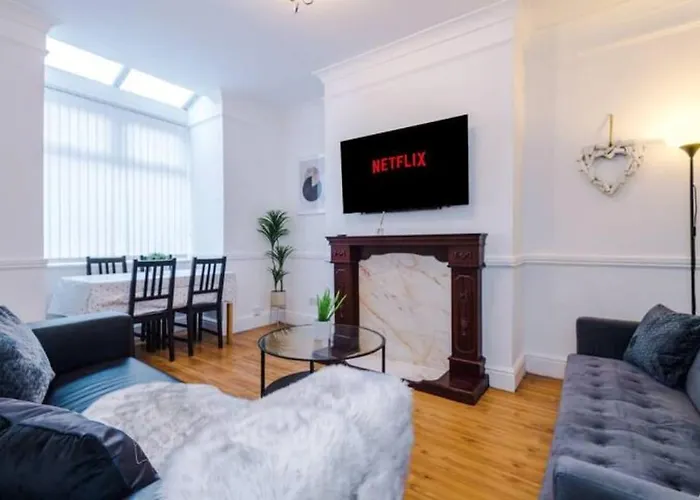 Spacious 4-bed House * Manchester