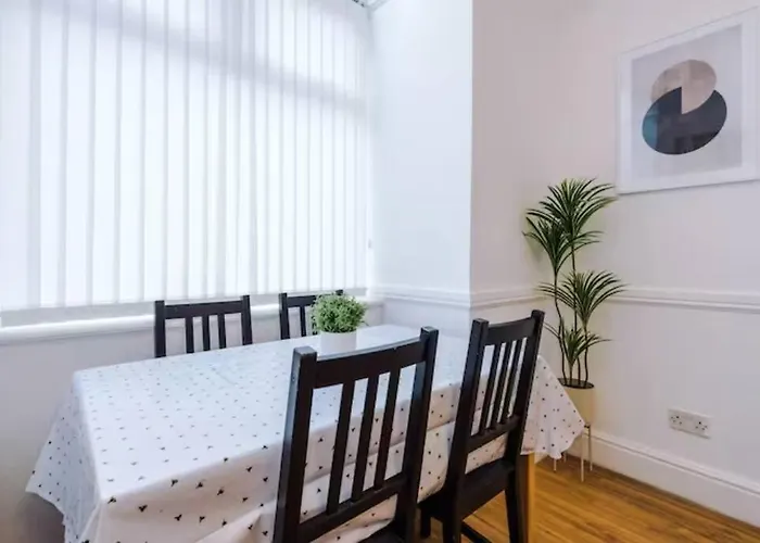 Spacious 4-bed House Manchester