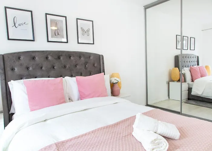 Cozy Townhouse In The Heart Of Greater