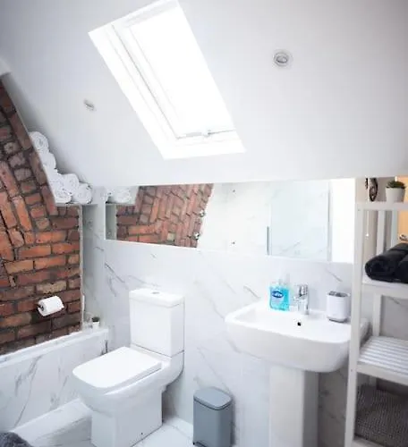 8 Bed, Comfortably Sleeps 10, 3 Bath House, 5 Mins Centre