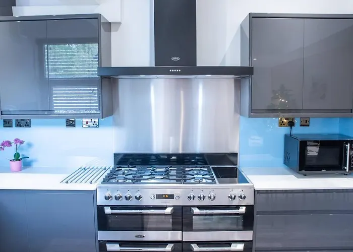 8 Bed, Comfortably Sleeps 10, 3 Bath House, 5 Mins Centre Dom wakacyjny Manchester