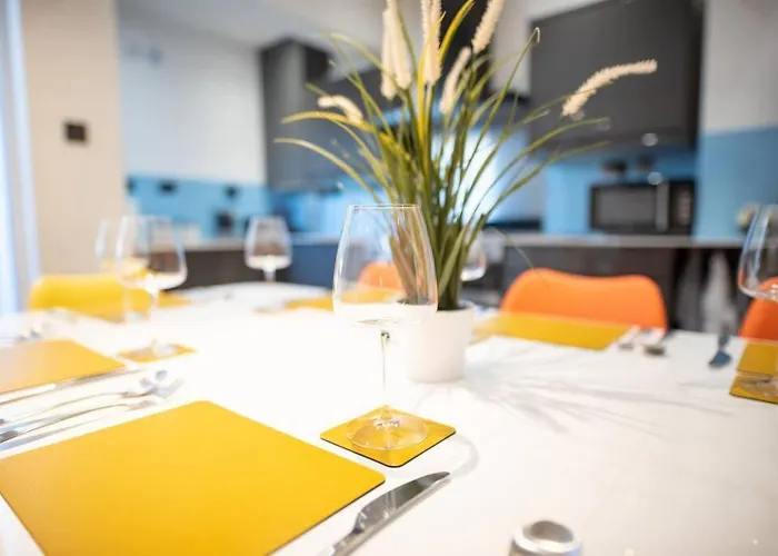 8 Bed, Comfortably Sleeps 10, 3 Bath House, 5 Mins Centre *