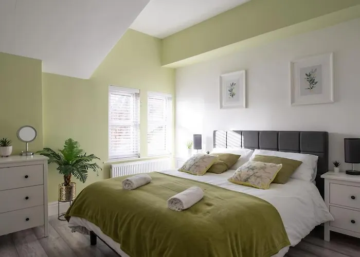 8 Bed, Comfortably Sleeps 10, 3 Bath House, 5 Mins Centre