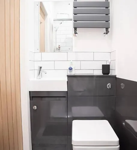 8 Bed, Comfortably Sleeps 10, 3 Bath House, 5 Mins Centre 펜션