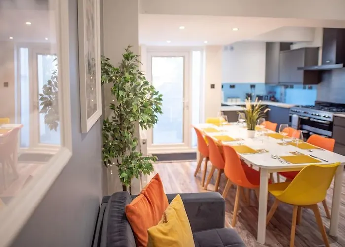 8 Bed, Comfortably Sleeps 10, 3 Bath House, 5 Mins Centre 펜션 맨체스터