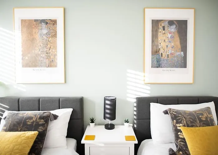 8 Bed, Comfortably Sleeps 10, 3 Bath House, 5 Mins Centre *