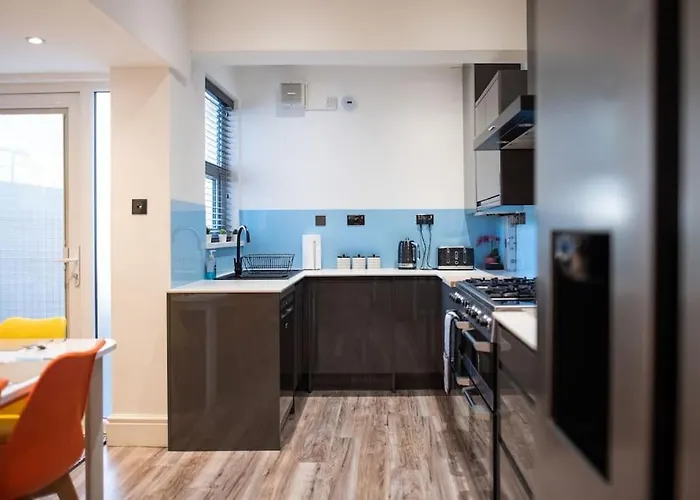 8 Bed, Comfortably Sleeps 10, 3 Bath House, 5 Mins Centre 맨체스터