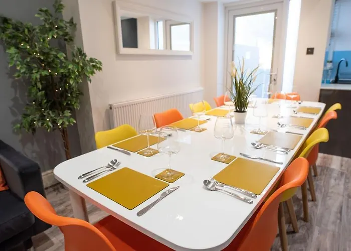 8 Bed, Comfortably Sleeps 10, 3 Bath House, 5 Mins Centre Casa de Férias *