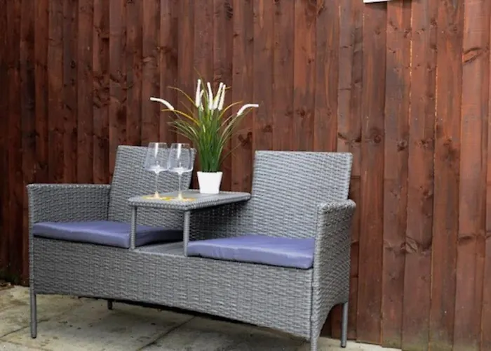 Dom wakacyjny 8 Bed, Comfortably Sleeps 10, 3 Bath House, 5 Mins Centre Manchester