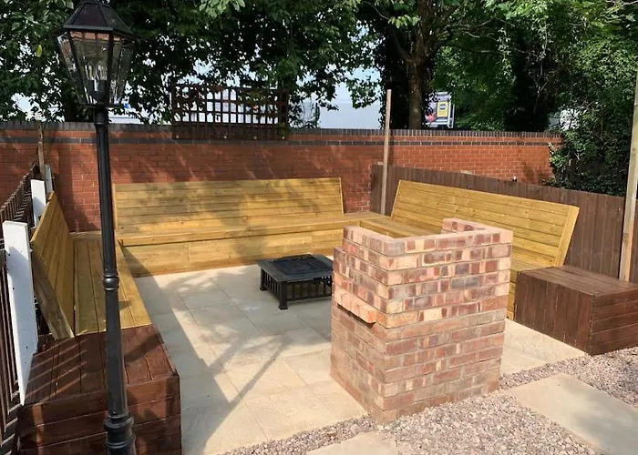 8 Bed, Comfortably Sleeps 10, 3 Bath House, 5 Mins Centre Casa de Férias Manchester