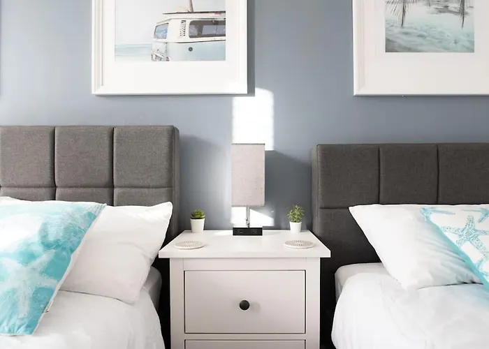 펜션 8 Bed, Comfortably Sleeps 10, 3 Bath House, 5 Mins Centre *