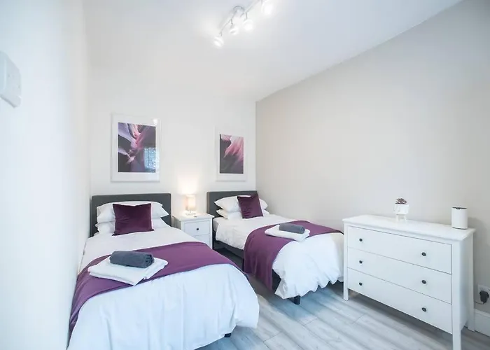 8 Bed, Comfortably Sleeps 10, 3 Bath House, 5 Mins Centre 펜션 *