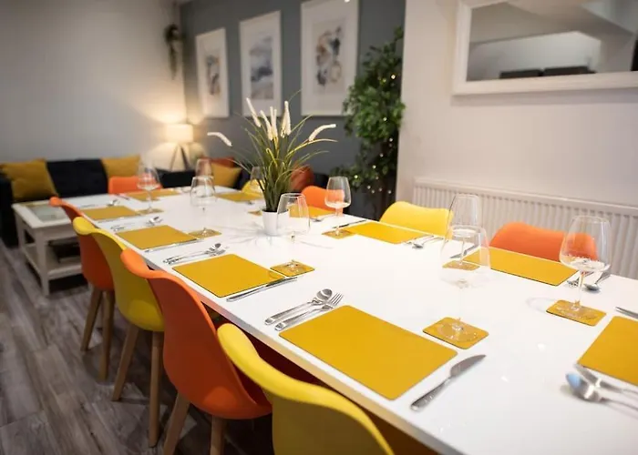 8 Bed, Comfortably Sleeps 10, 3 Bath House, 5 Mins Centre 펜션