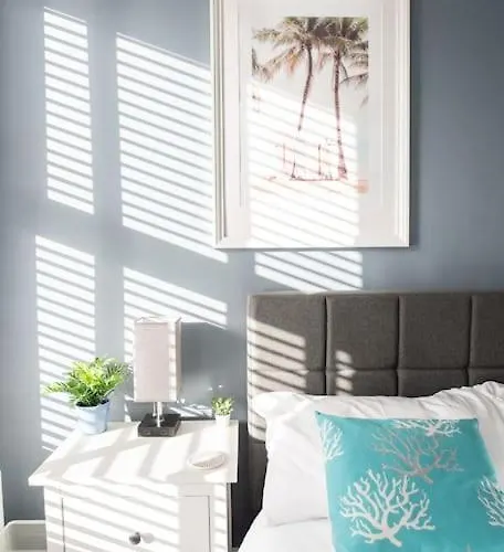 Dom wakacyjny 8 Bed, Comfortably Sleeps 10, 3 Bath House, 5 Mins Centre *