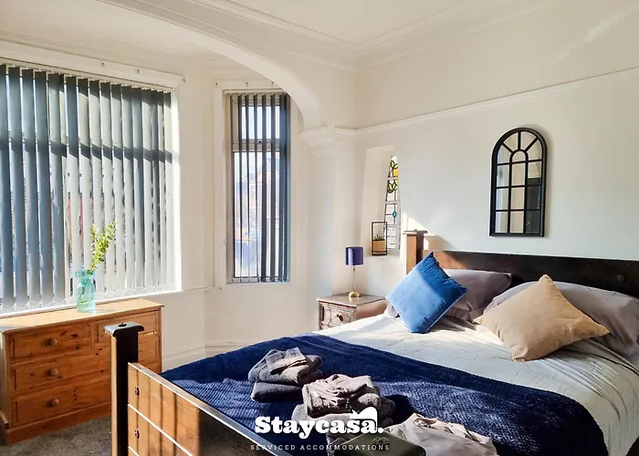 Spacious 6-bed With Large Patio And Free Parking Holiday home