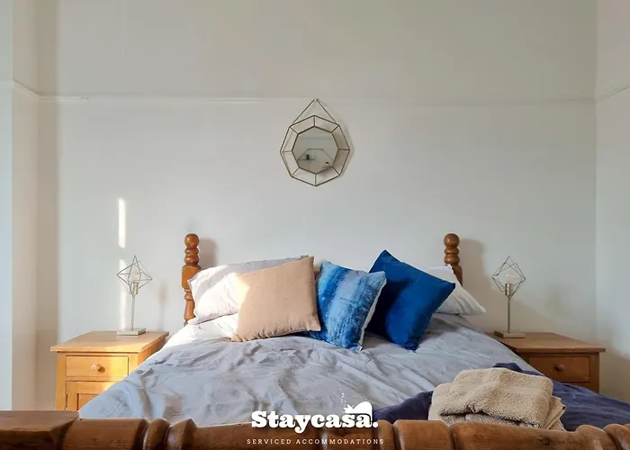 펜션 Spacious 6-bed With Large Patio And Free Parking *