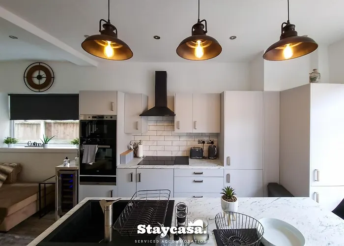 Spacious 6-bed With Large Patio And Free Parking 펜션