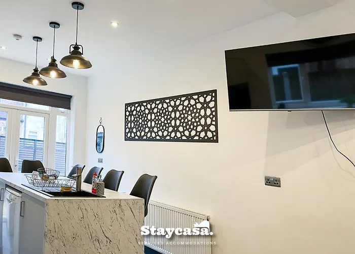 Spacious 6-bed With Large Patio And Free Parking 펜션 *