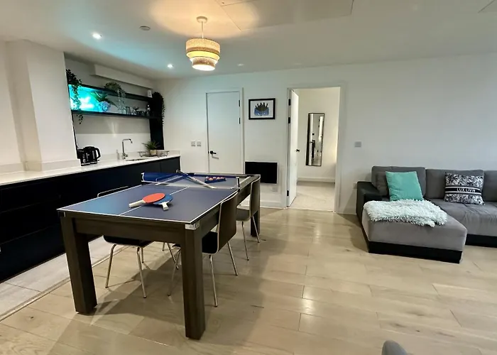 Lux Livin' - Luxury 2 Bed With Sky Garden Apartment