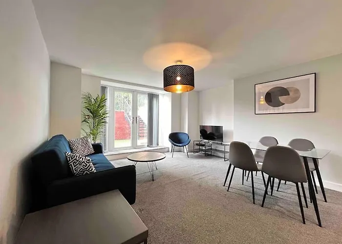 Free Parking - Lovely 2-br Flat Near Salford Royal *