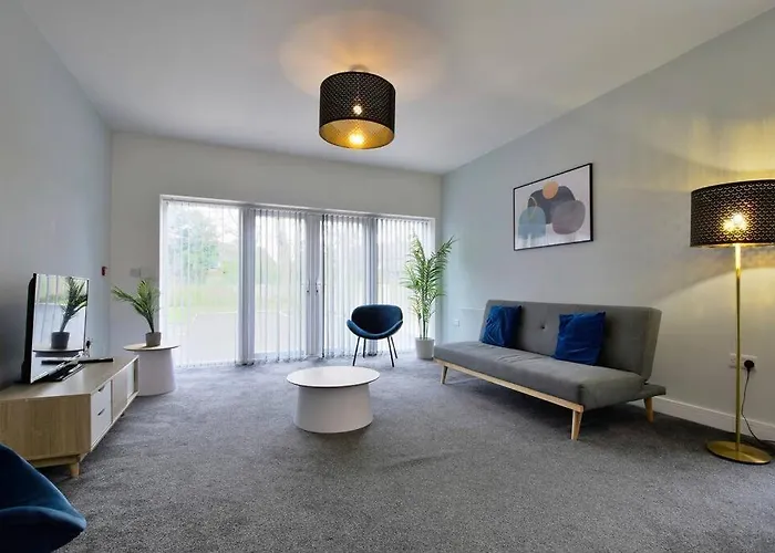 Free Parking - Spacious 2-br Close To Salford Royal * Manchester