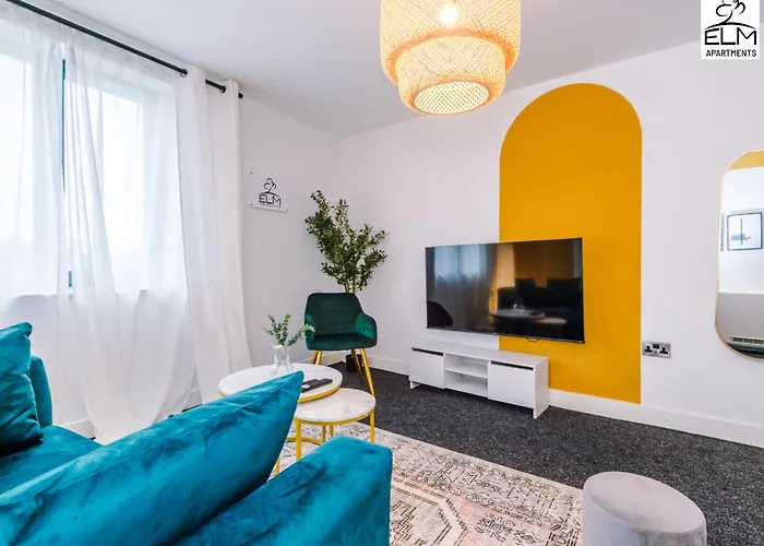 Elm , Collection Of Available Near Media , Free Parking Apartman Manchester