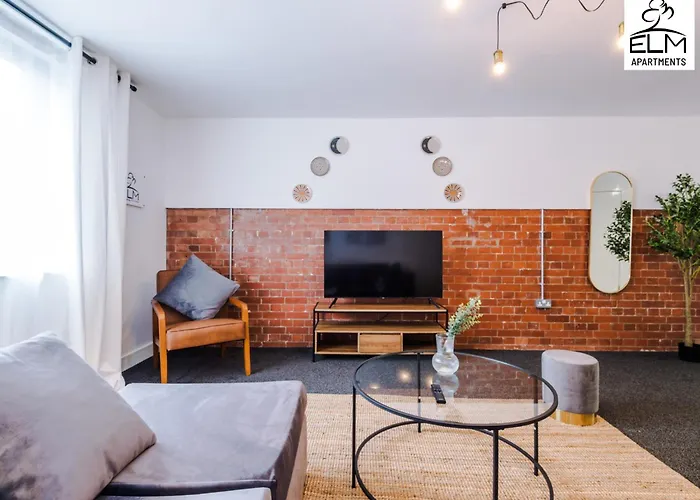 Elm , Collection Of Available Near Media , Free Parking 3* Manchester