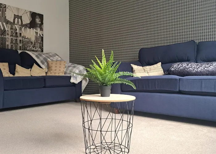 Tropical Sun Homes - Beautiful Spacious 3 Bed In A Serene Environment With Free Parking For 2 Cars *