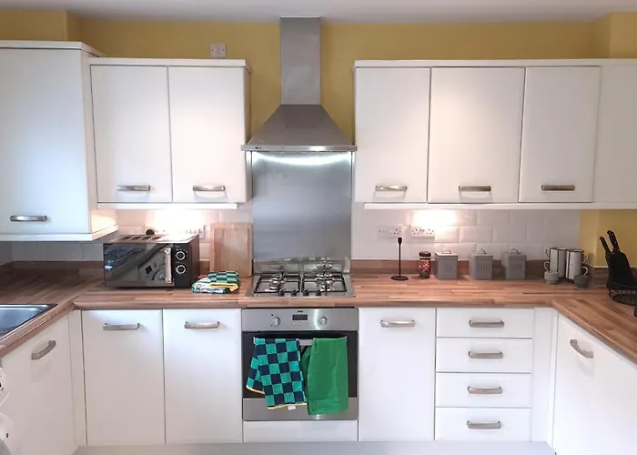 Tropical Sun Homes - Beautiful Spacious 3 Bed In A Serene Environment With Free Parking For 2 Cars *