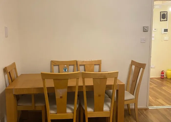 Lovely, Spacious 1-bedroom With *free Parking Apartament *