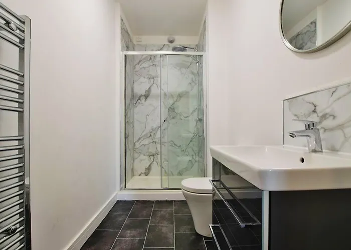 Free Parking - Charming 2-br Flat Near Salford Royal *