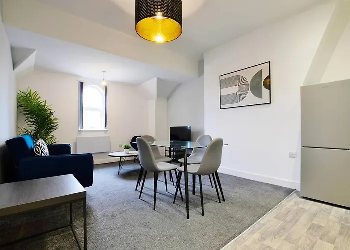 Free Parking - Modern 2-br Flat Close To Salford Royal Manchester