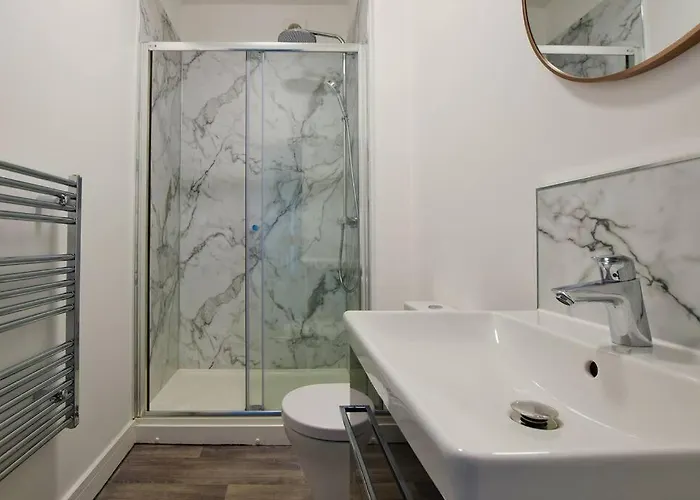 Free Parking - Beautiful 2-br Flat In *