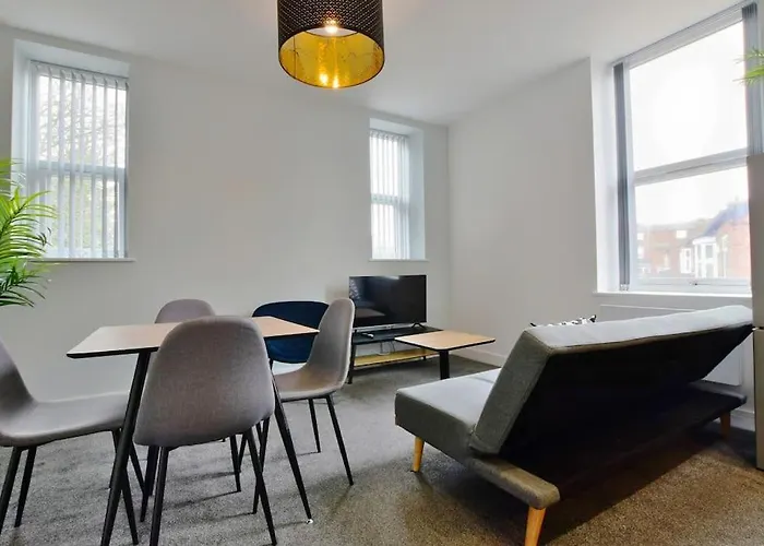 Free Parking - Charming 2-br Flat Near Salford Royal * Manchester