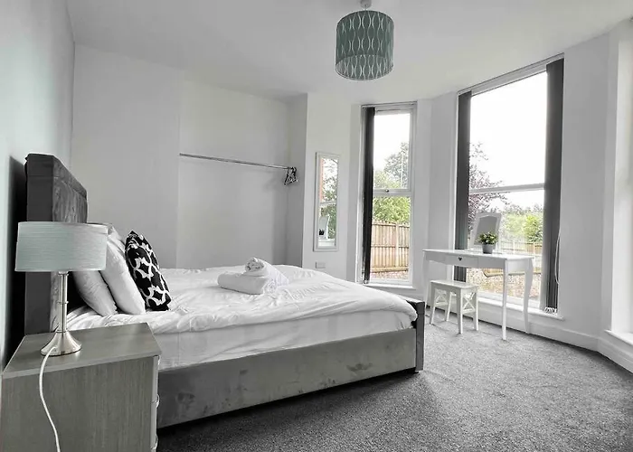 Free Parking - Cosy 2-br Flat Near Salford Royal Manchester