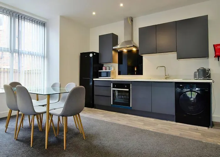 Free Parking - Spacious 2-br Close To Salford Royal * Manchester