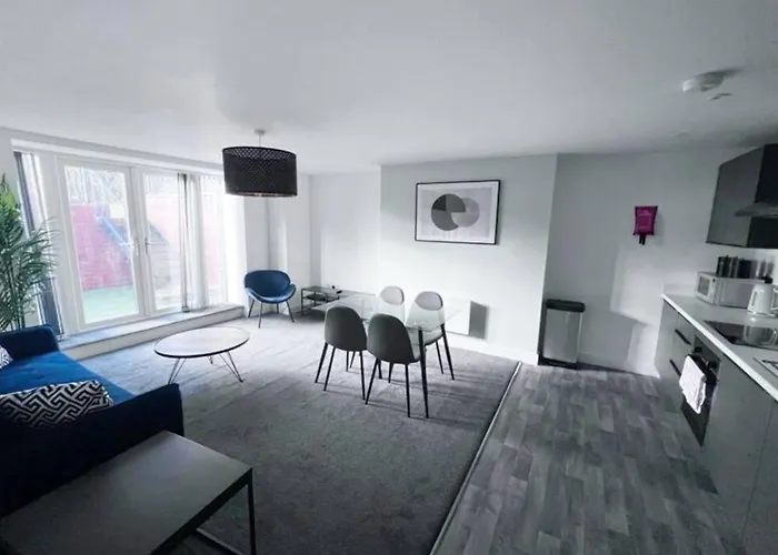 Free Parking - Lovely 2-br Flat Near Salford Royal