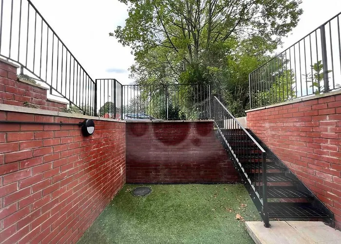 Free Parking - Lovely 2-br Flat Near Salford Royal