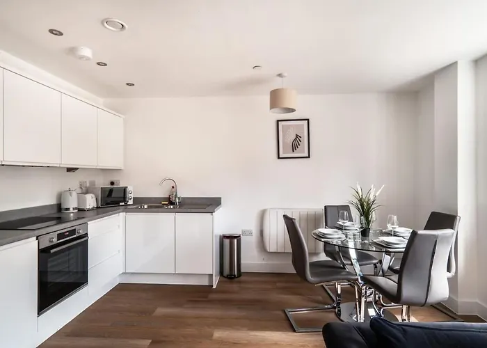 Stayzeni, Alexandra Rise Roomy 1 Bed