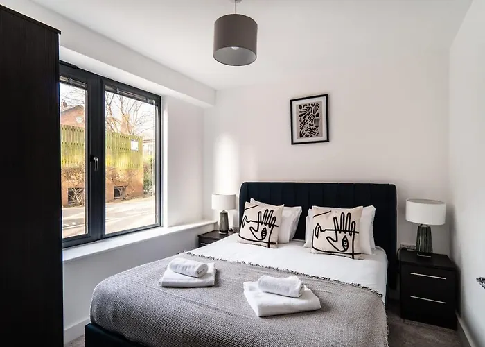 Stayzeni, Alexandra Rise Roomy 1 Bed