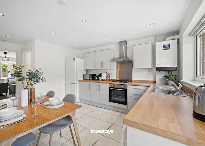 Greaves House By Truestays - 3 Bedroom House In Failsworth, *