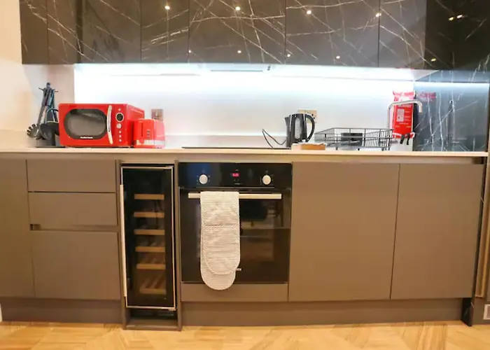 3 Bed Flat 8 Min Walk To Centre - Pass The Keys *