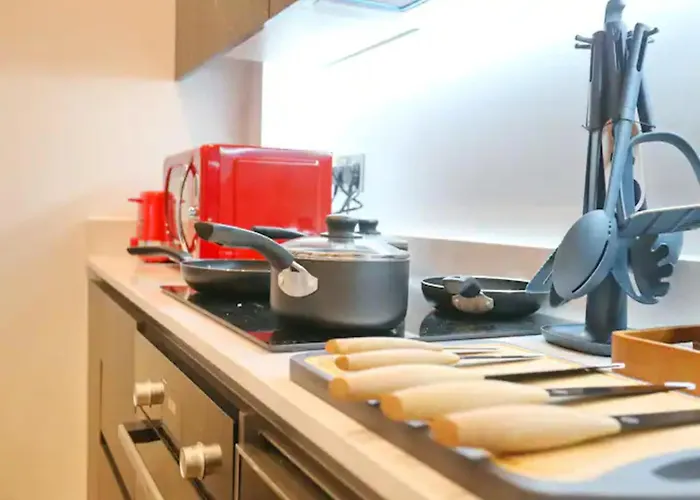 3 Bed Flat 8 Min Walk To Centre - Pass The Keys