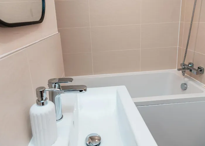 Entire 2 Bedroom And 2 Bathroom In -free Underground Parking Manchester