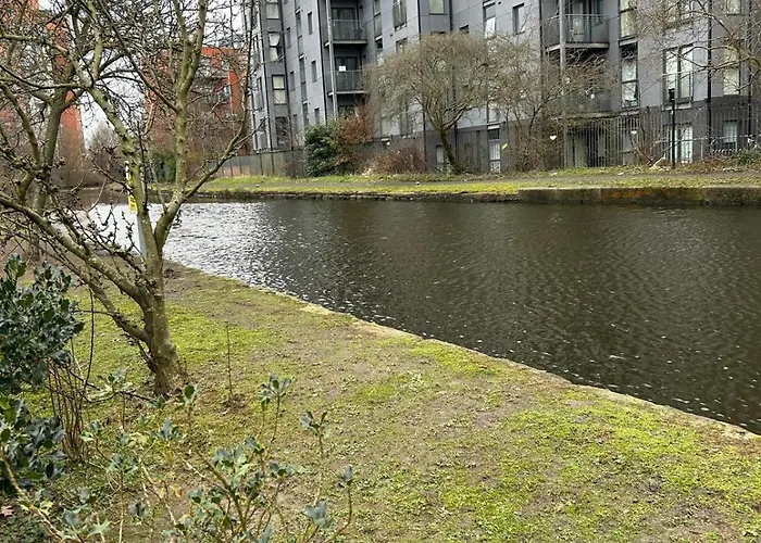 Luxury Two Bedroom Flat Opposite Coop Live N Etihad Stadium With Free Secure Parking, Netflix And Sky Tv מנצ'סטר