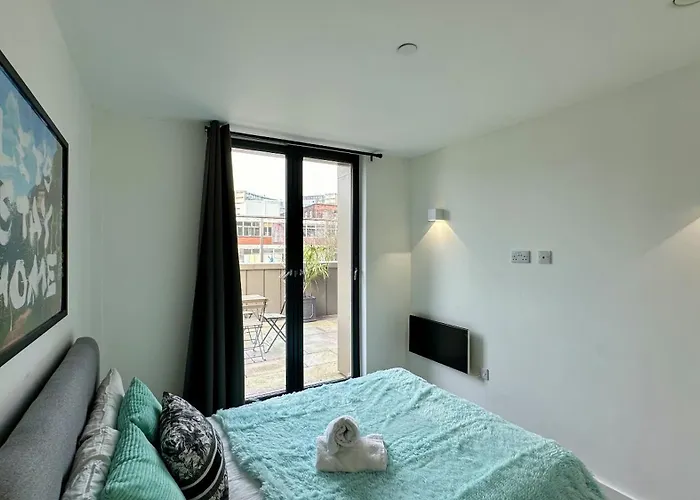 Lux Livin' - Luxury 2 Bed With Sky Garden Apartment