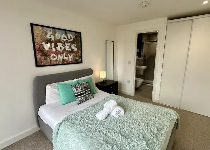 Lux Livin' - Luxury 2 Bed With Sky Garden Apartament *