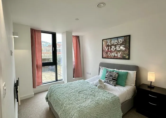 Lux Livin' - Luxury 2 Bed With Sky Garden Apartament *