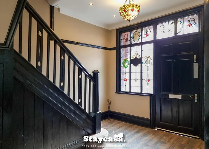 Spacious 6-bed With Large Patio And Free Parking Holiday home *