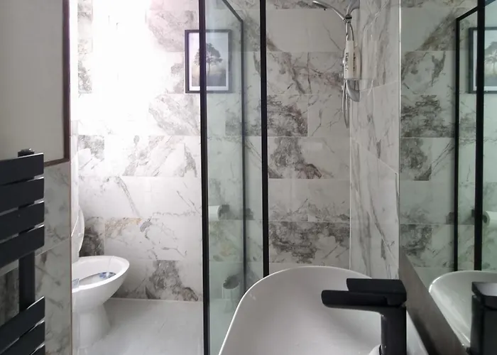 Tatil Evi Spacious 6-bed With Large Patio And Free Parking *